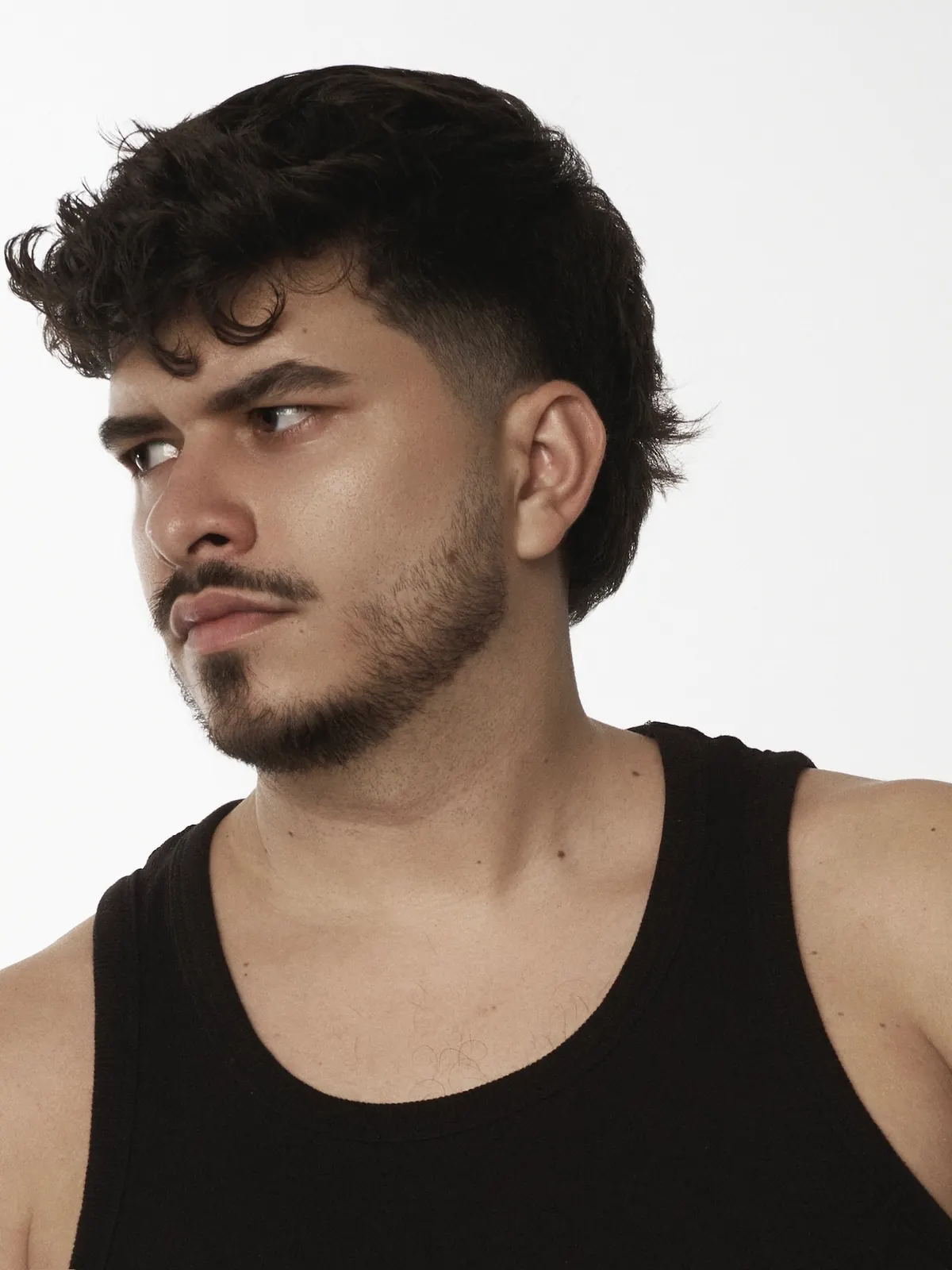 Iván Henríquez — primer plano con camiseta de tirantes, mirada lateral