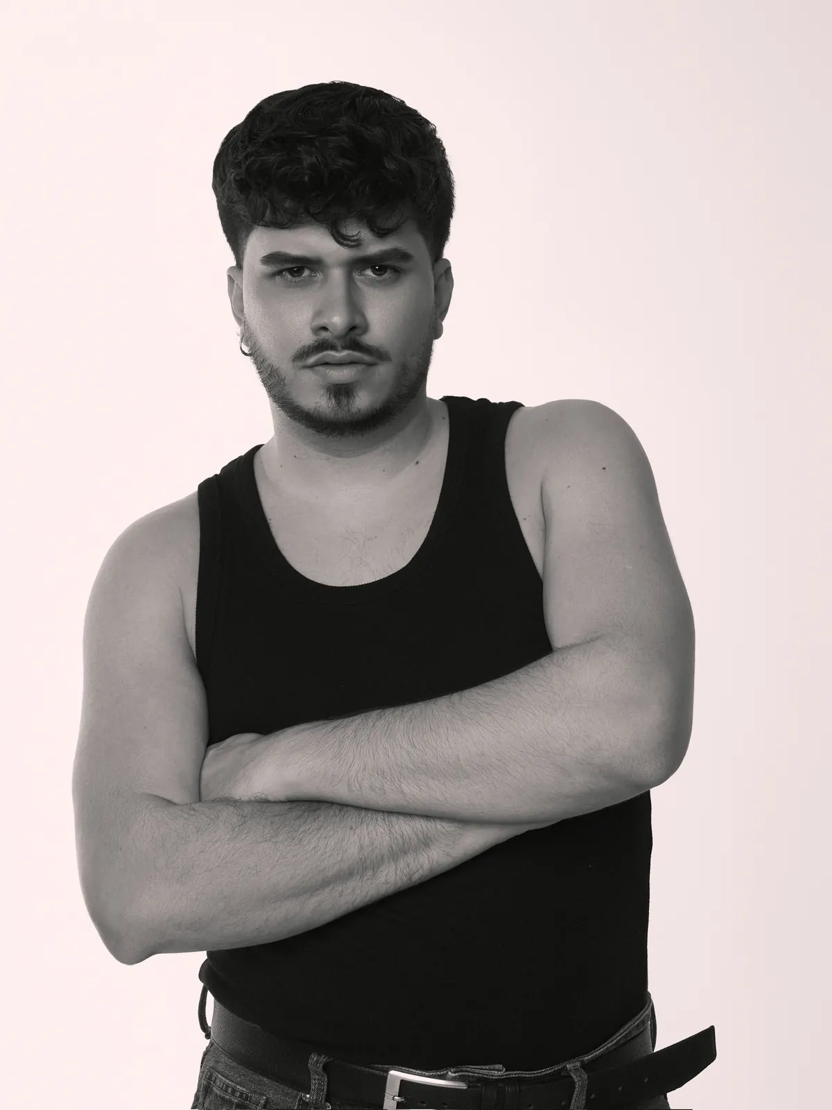 Iván Henríquez — retrato en blanco y negro de brazos cruzados