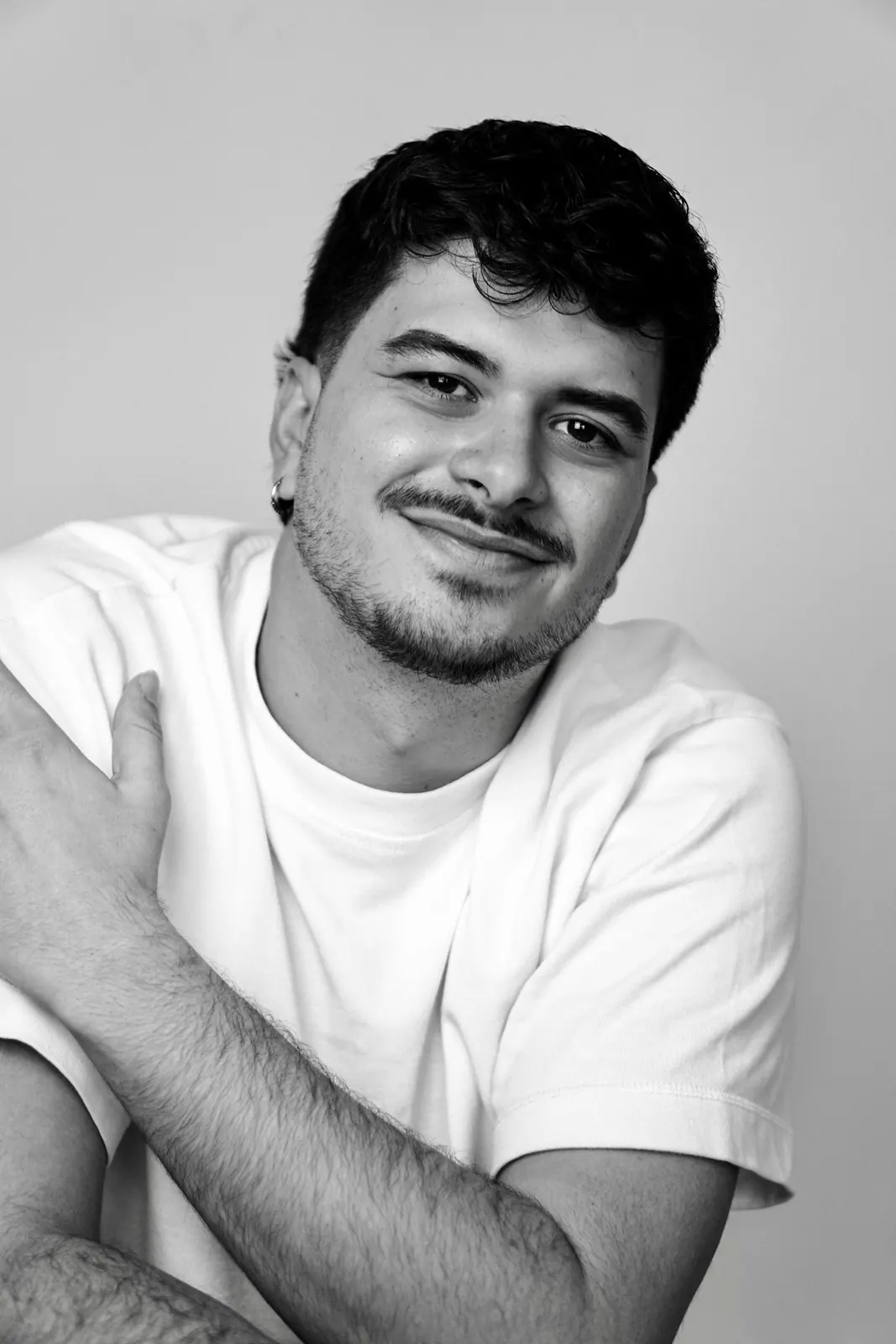 Iván Henríquez — retrato en blanco y negro sonriendo, brazo apoyado