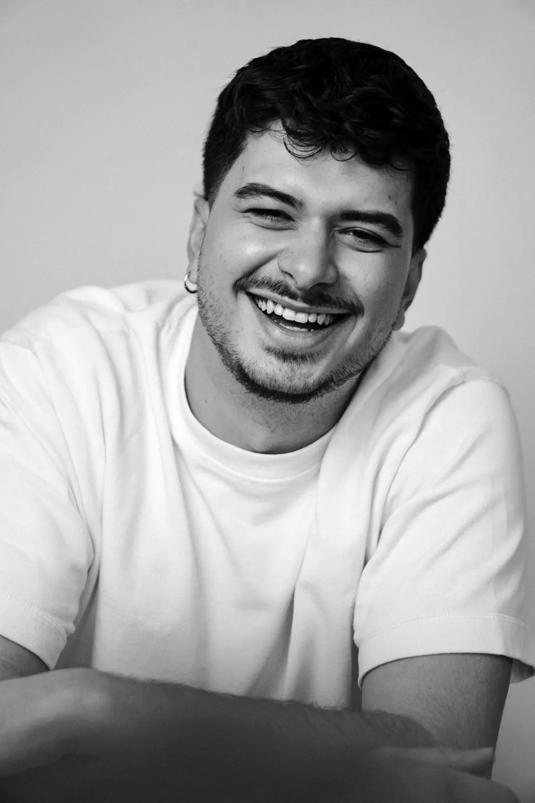 Iván Henríquez — retrato en blanco y negro riendo