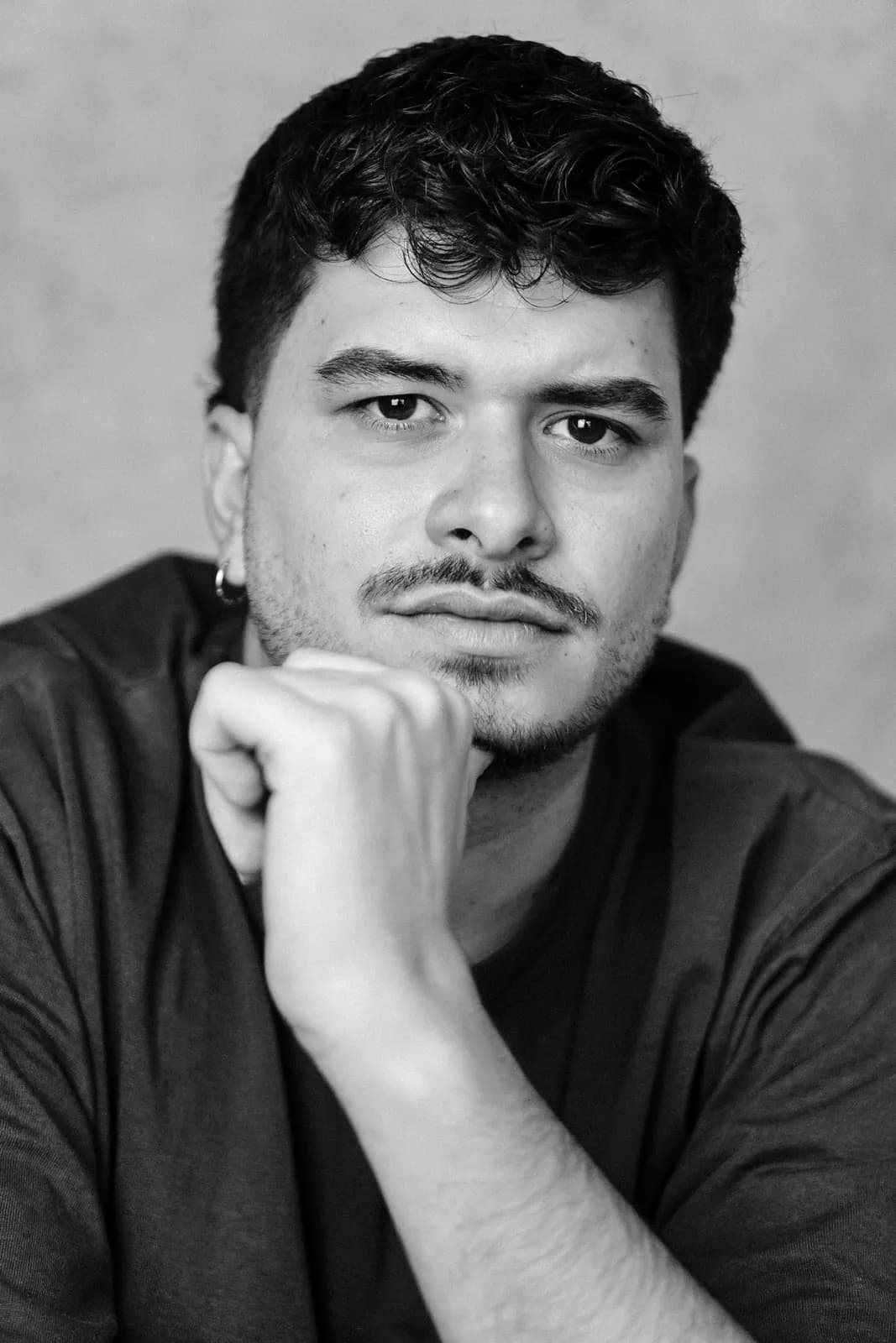 Iván Henríquez — retrato en blanco y negro, mano en la barbilla