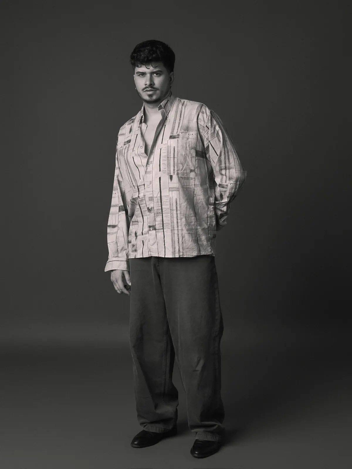 Iván Henríquez — cuerpo entero en blanco y negro con camisa estampada