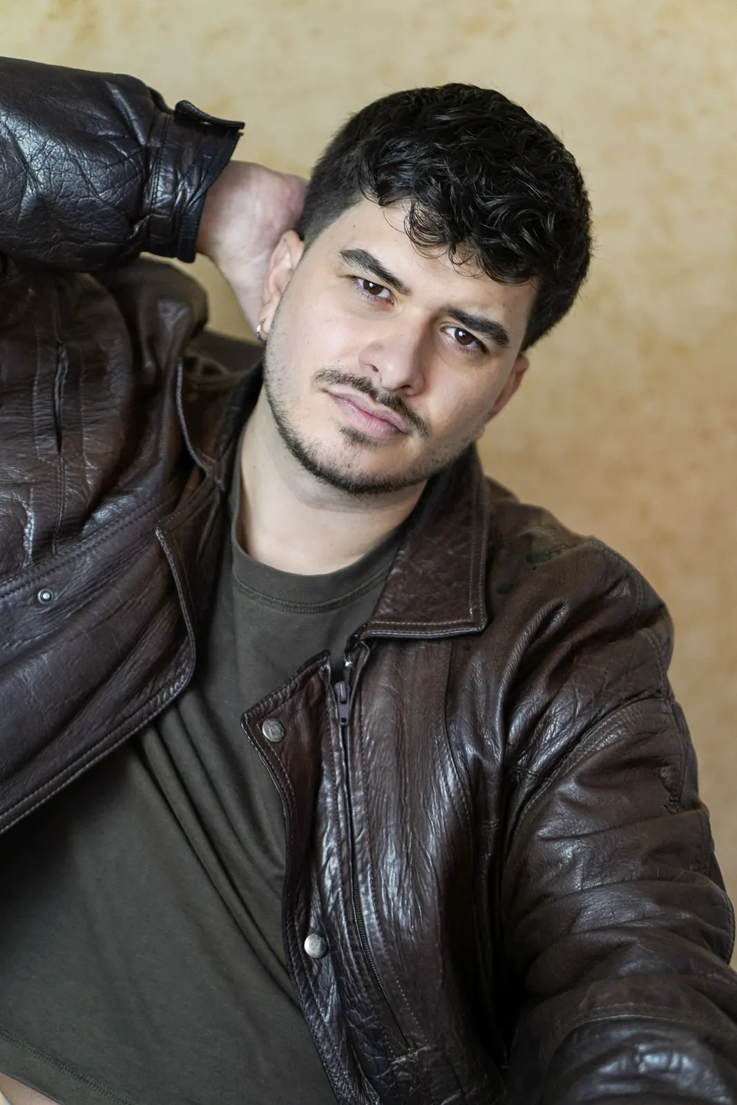 Iván Henríquez — chaqueta de cuero, mano en la nuca