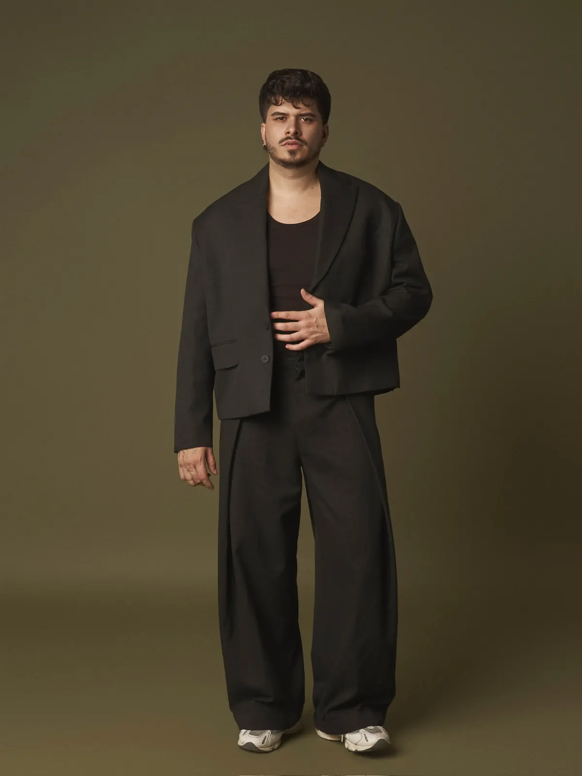 Iván Henríquez — traje oscuro, cuerpo entero de frente