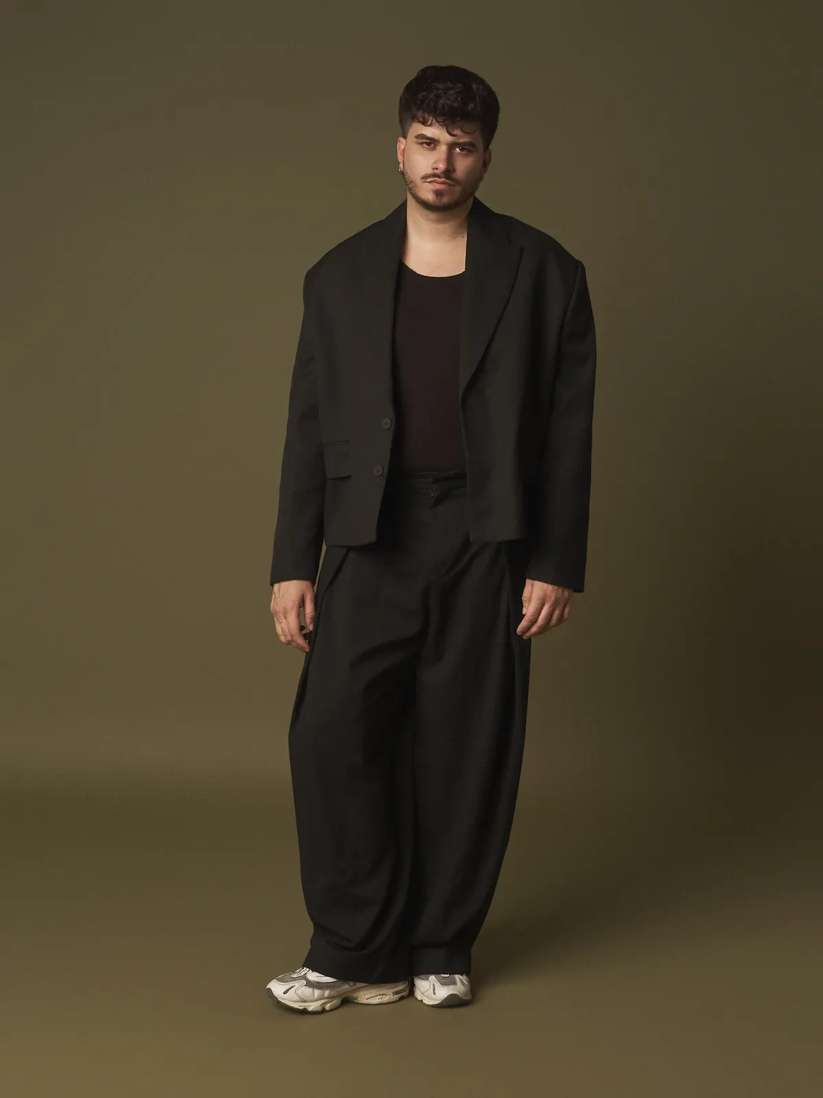 Iván Henríquez — traje oscuro, mirada lateral