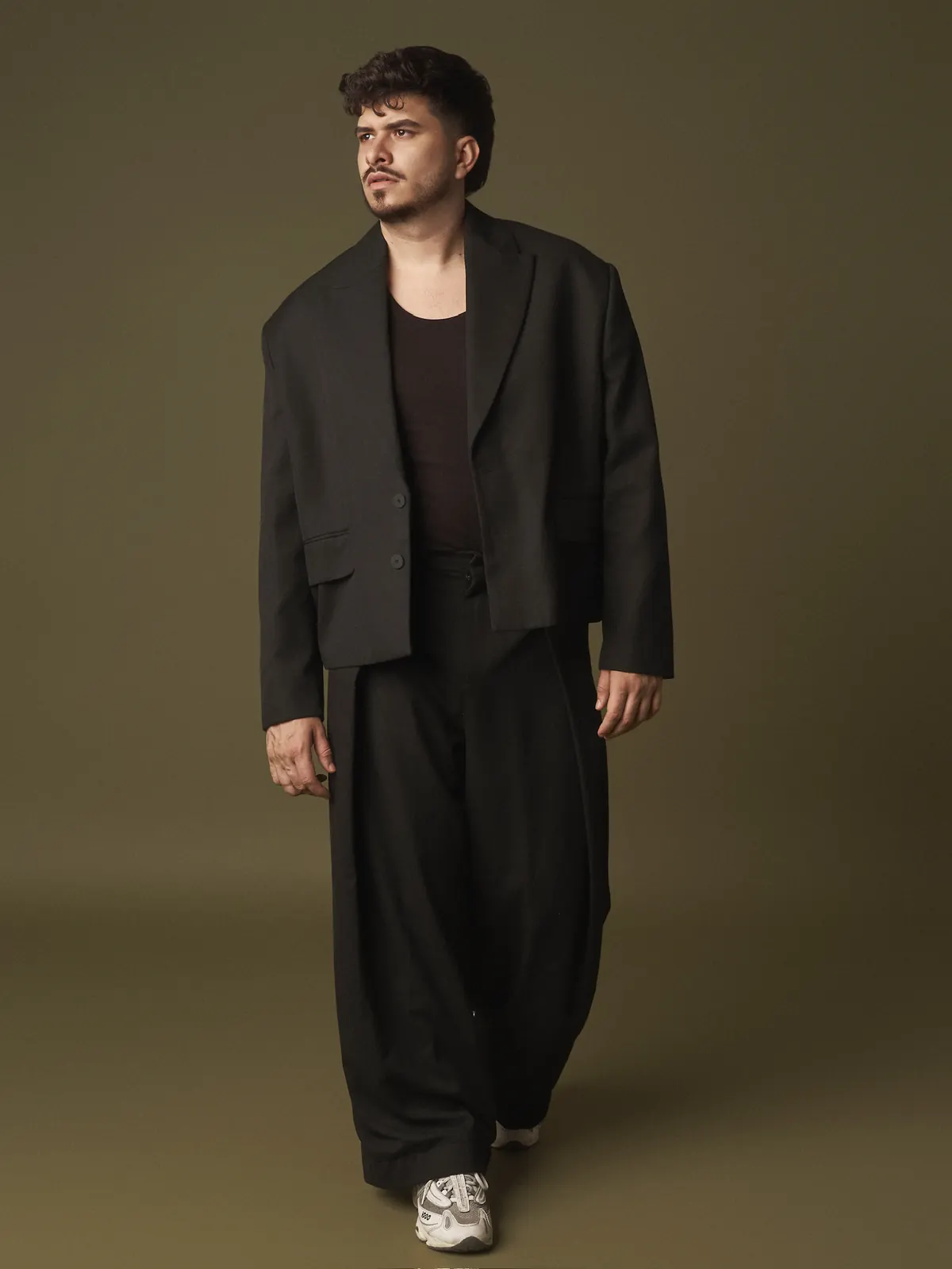 Iván Henríquez — traje oscuro caminando