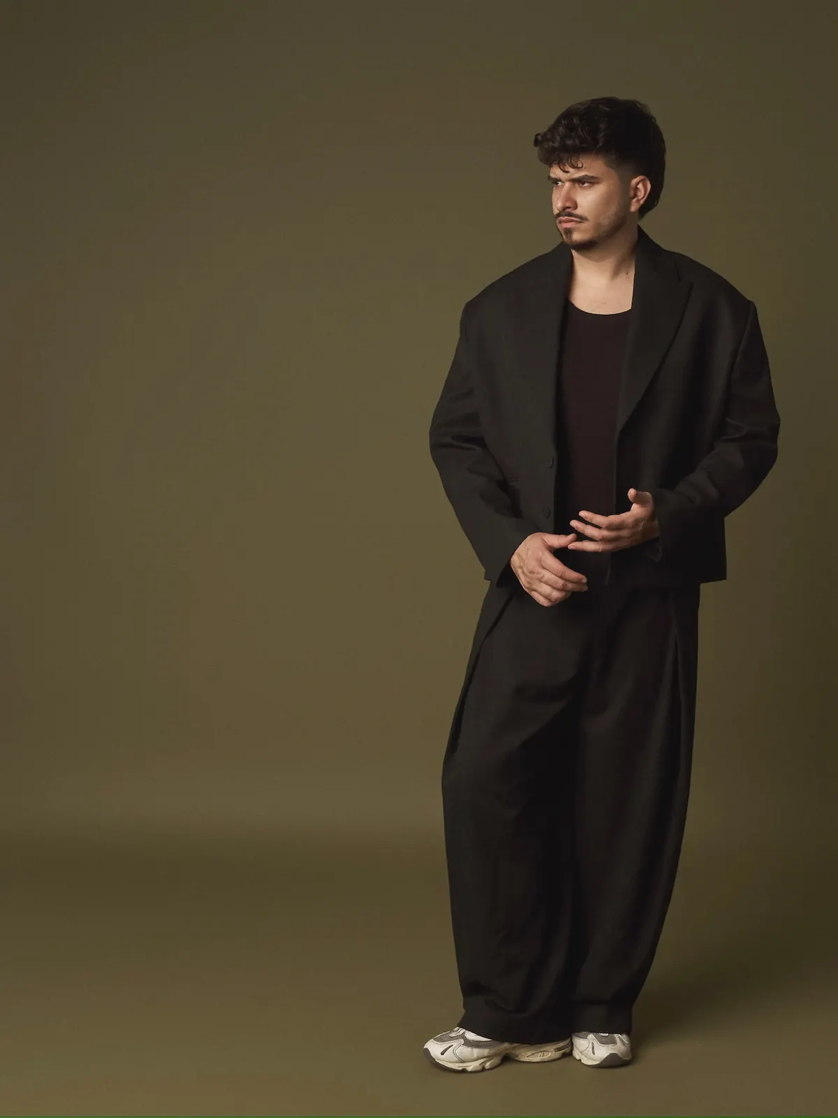 Iván Henríquez — traje oscuro, mirada hacia abajo