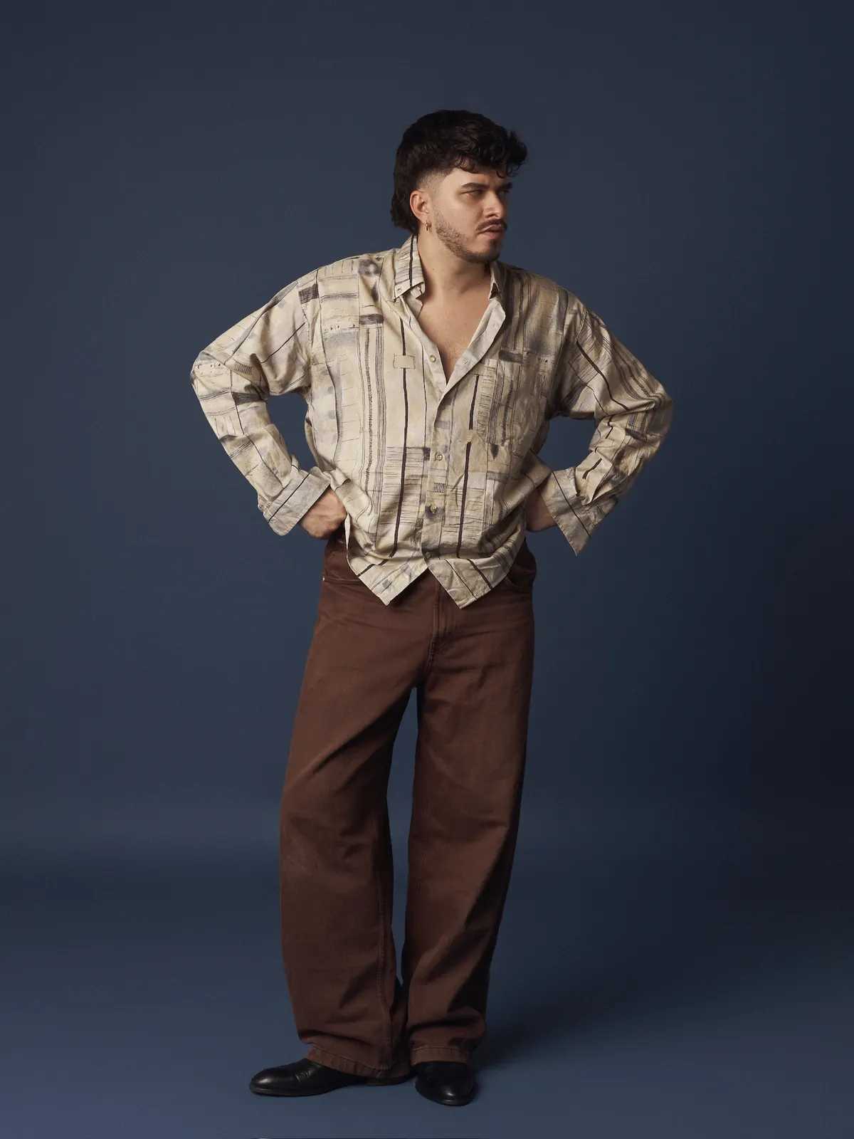 Iván Henríquez — camisa estampada, manos en la cintura