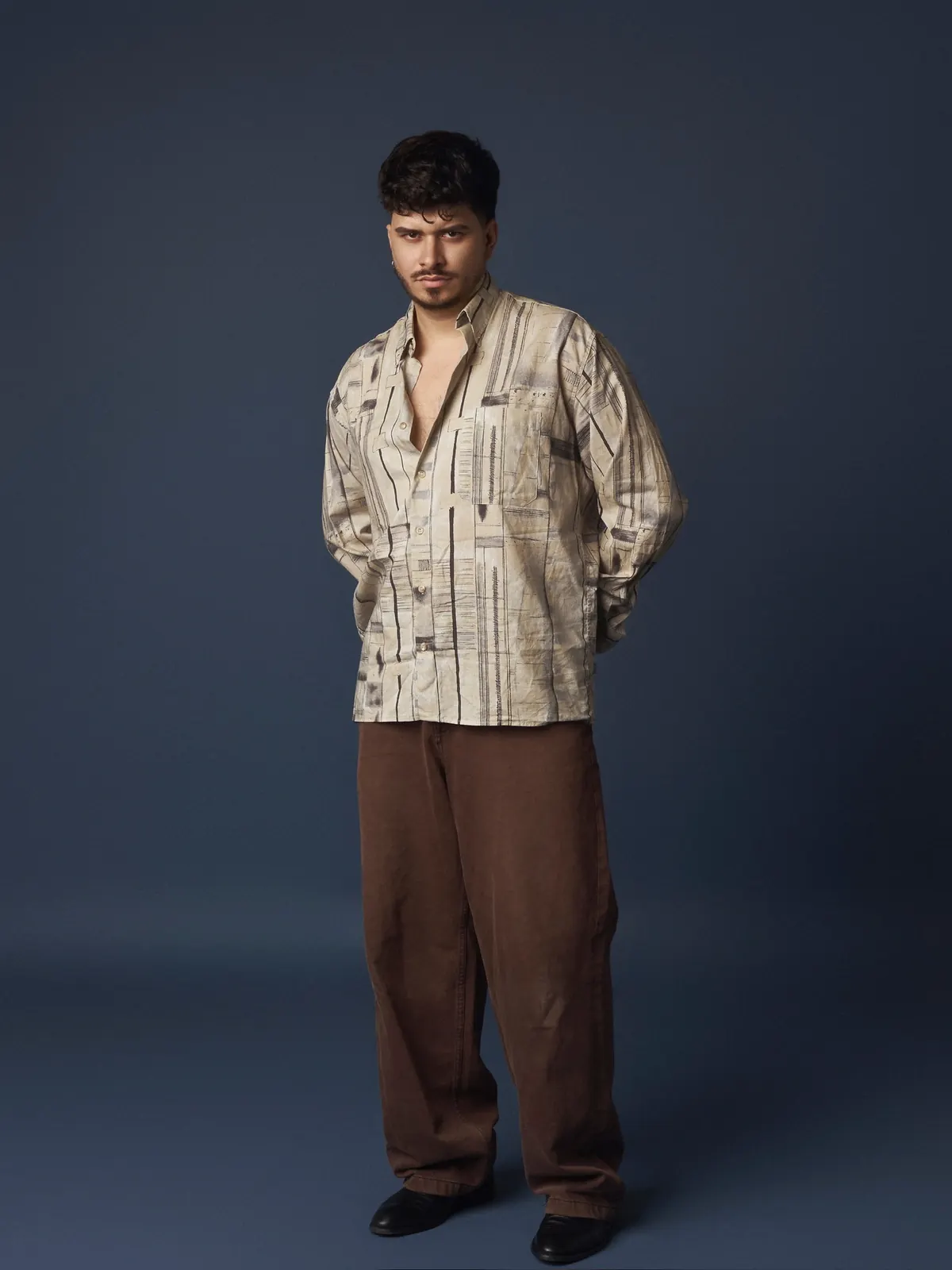Iván Henríquez — camisa estampada, cuerpo entero de frente