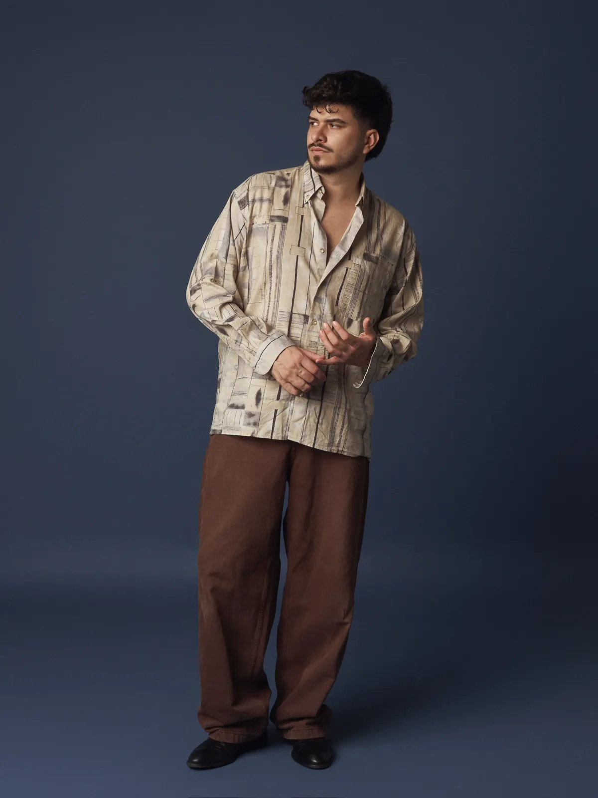 Iván Henríquez — camisa estampada, mirada lateral