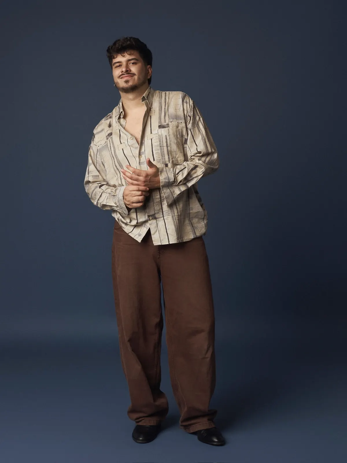 Iván Henríquez — camisa estampada sonriendo, manos juntas