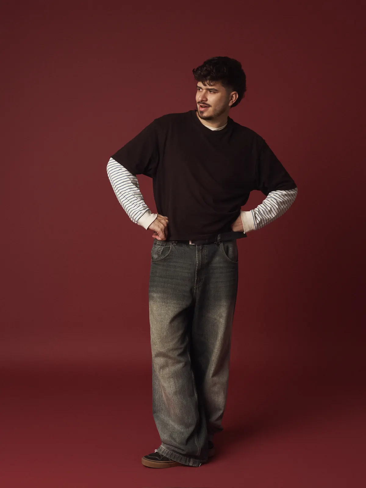 Iván Henríquez — fondo rojo, mano en la cadera