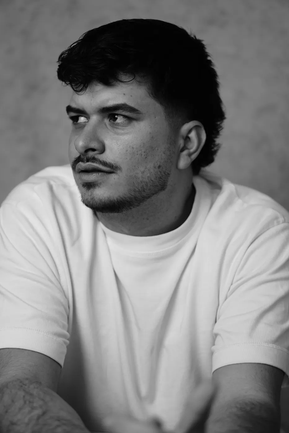 Iván Henríquez, retrato en blanco y negro mirando a un lado