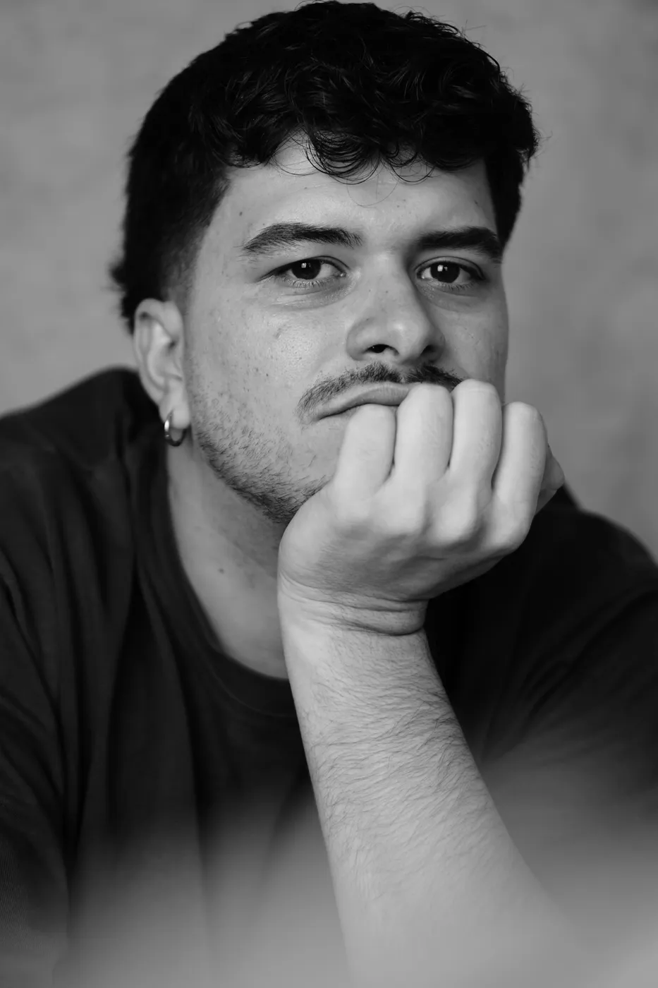 Iván Henríquez, retrato con la mano en la barbilla