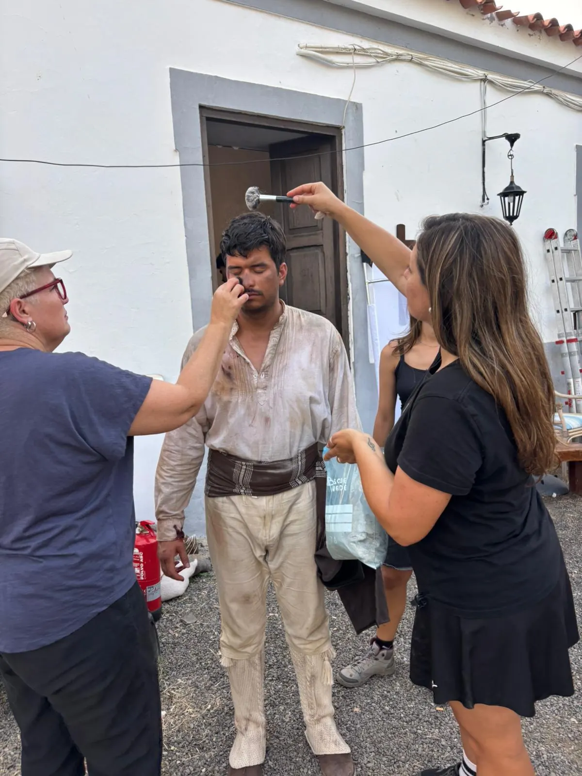 Iván Henríquez en rodaje — caracterización en exteriores antes de rodar