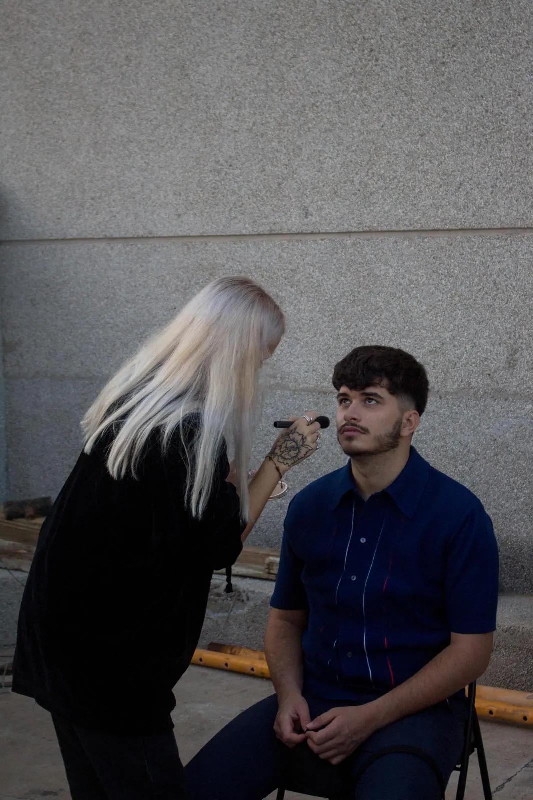 Iván Henríquez en rodaje — sesión de maquillaje en el set