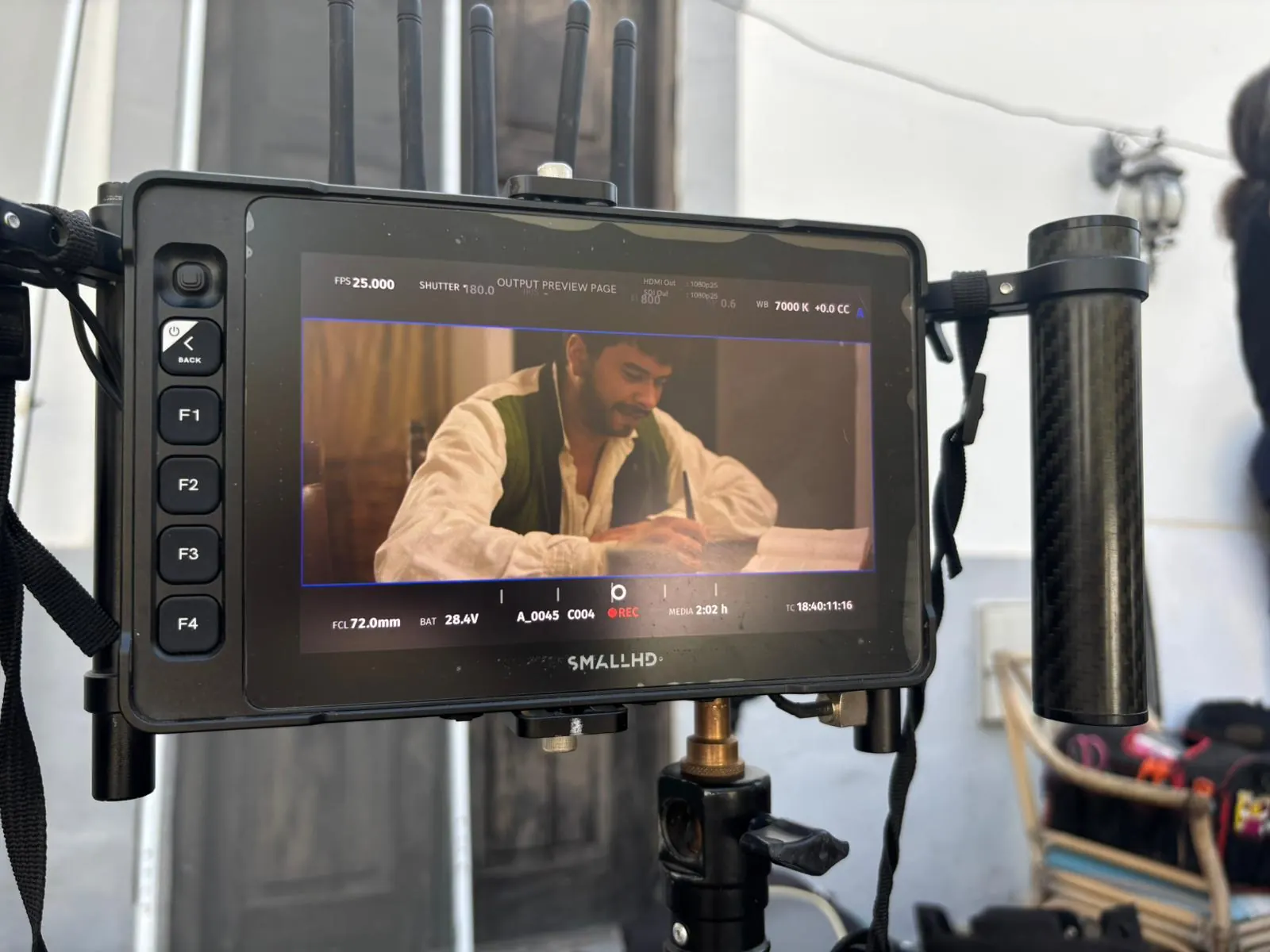 Iván Henríquez en rodaje — monitor de rodaje con una escena de época