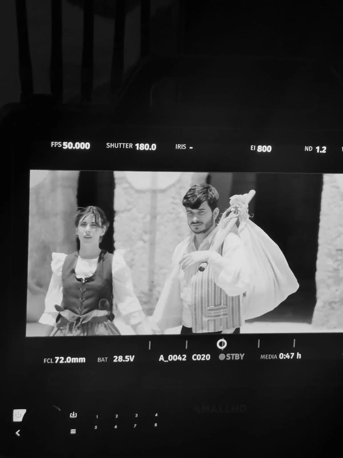 Iván Henríquez en rodaje — monitor en blanco y negro en un rodaje de época