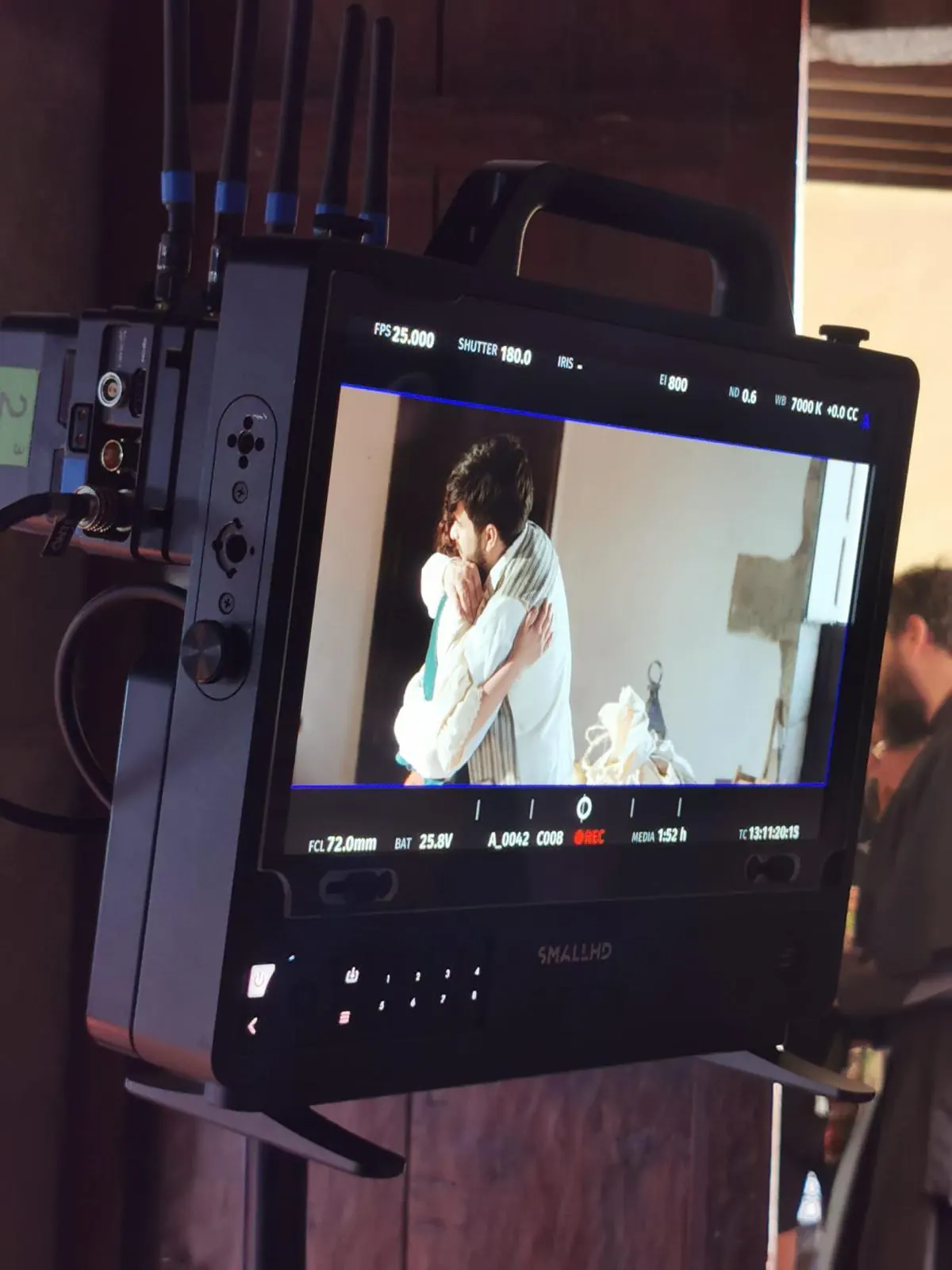 Iván Henríquez en rodaje — monitor de vídeo en un set interior