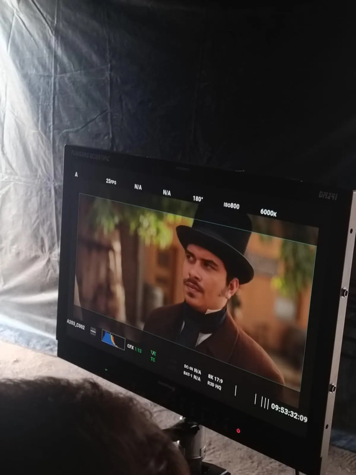Iván Henríquez en rodaje — escena con sombrero de copa vista en el monitor
