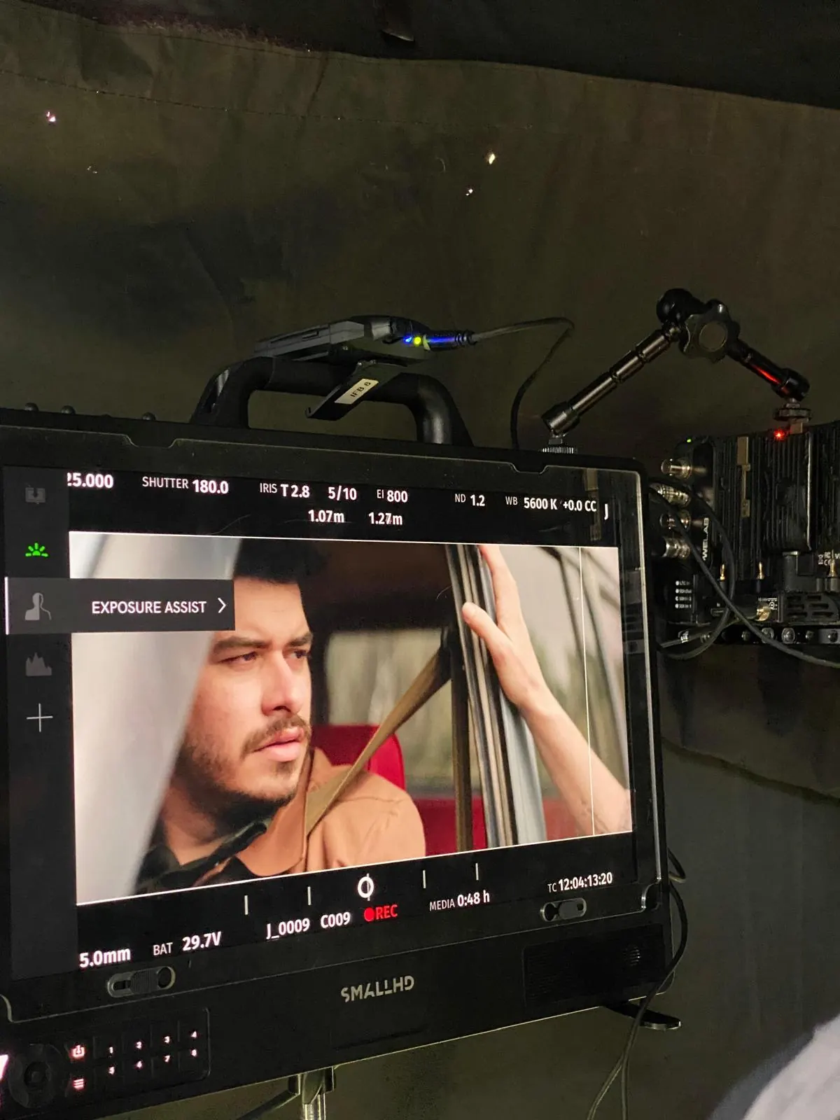 Iván Henríquez en rodaje — monitor de cámara en un set nocturno