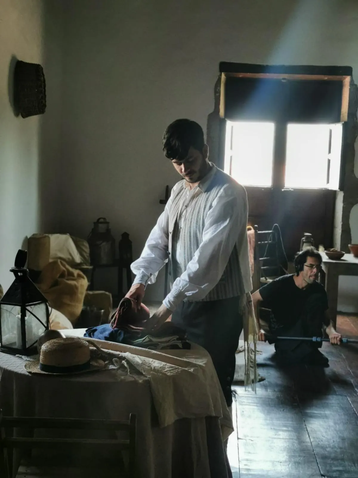 Iván Henríquez en rodaje — ensayo en un decorado de época