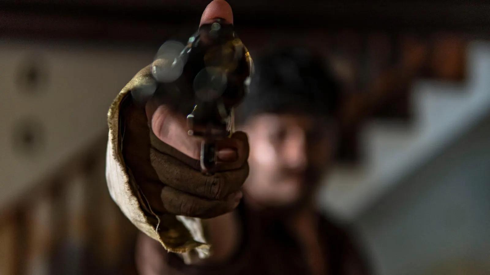 Iván Henríquez en rodaje — detalle de una escena con revólver
