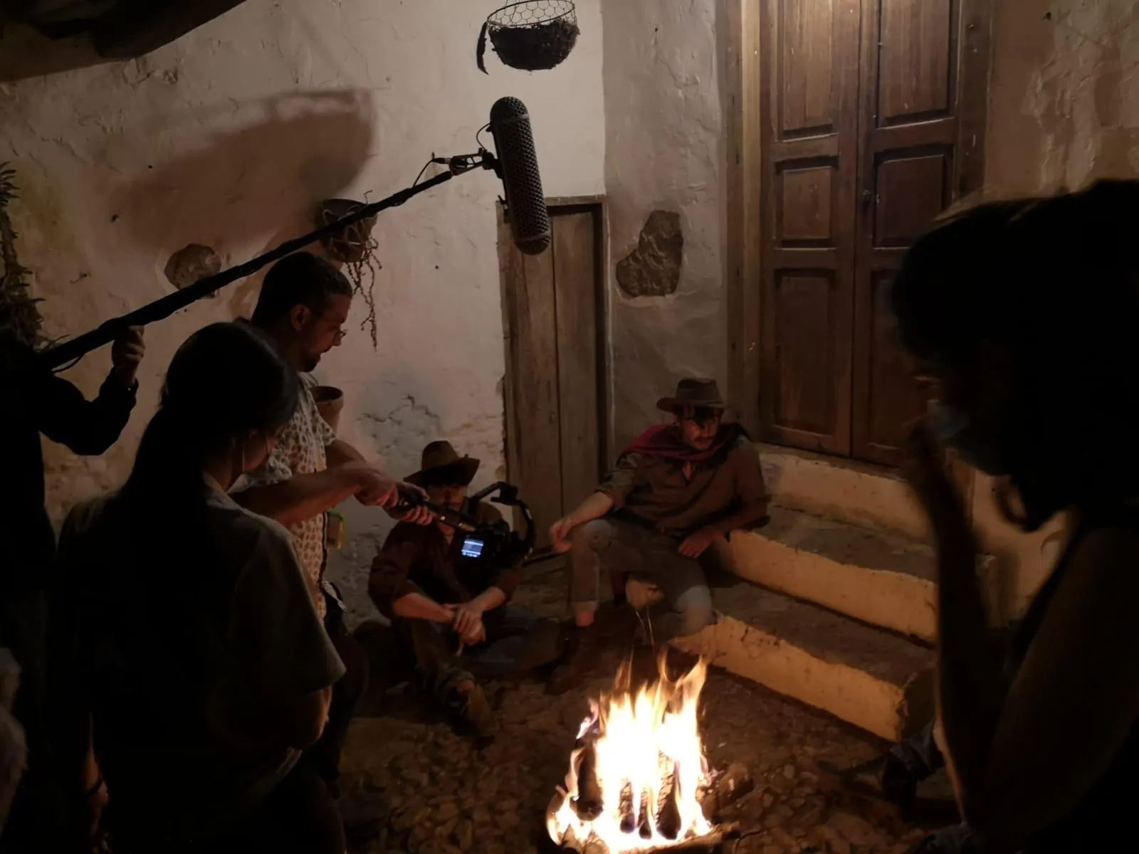 Iván Henríquez en rodaje — equipo de cámara y sonido en una escena con hoguera