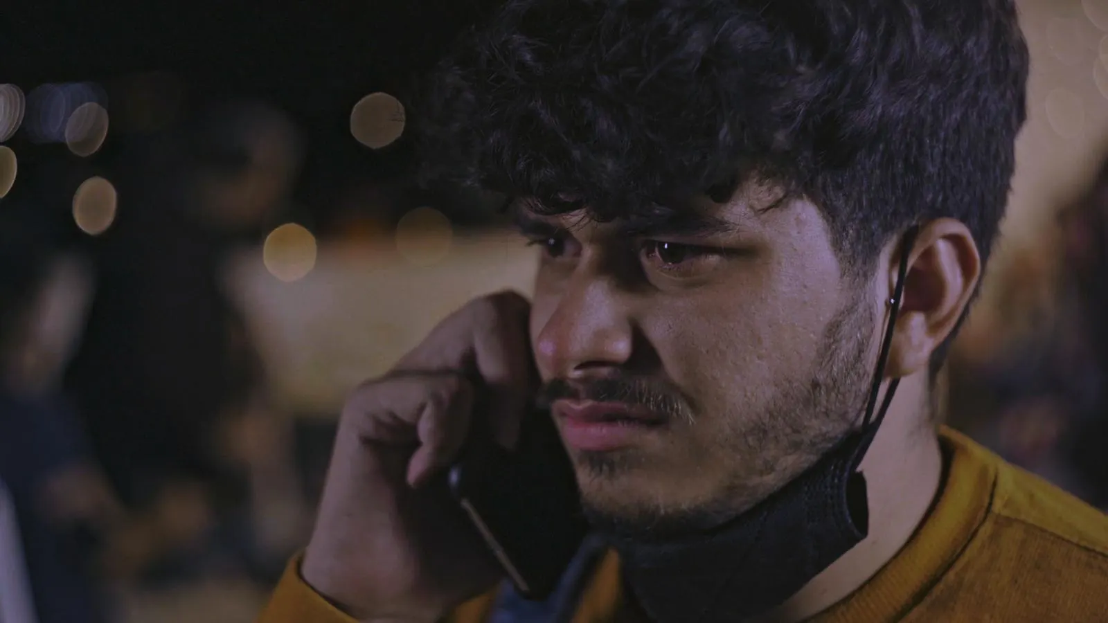 Iván Henríquez en rodaje — fotograma nocturno, llamada de teléfono
