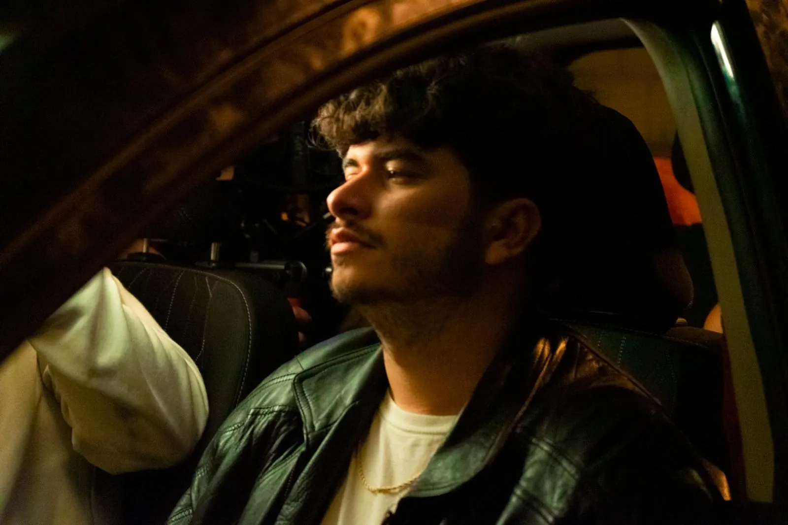 Iván Henríquez en rodaje — rodaje nocturno dentro de un coche