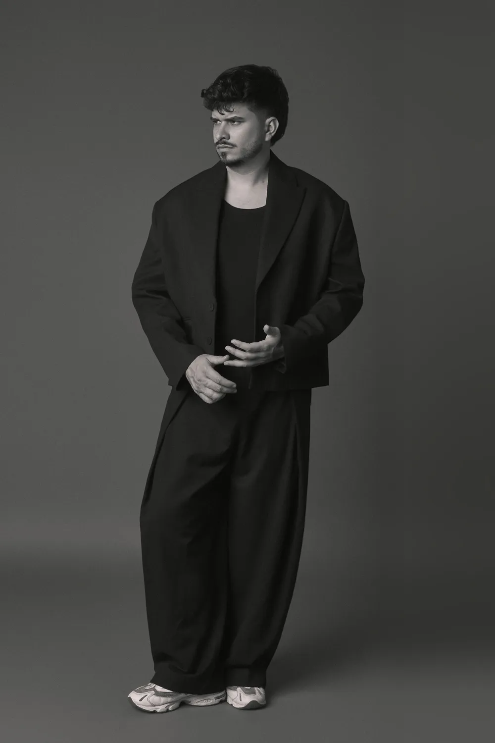 Iván Henríquez, cuerpo entero con traje